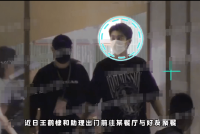 王鹤棣外出做核酸被拍 由助理先行代排队本人姗姗来迟