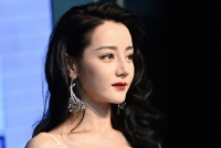 迪丽热巴穿白色露背长裙秀雪肌 大波浪造型似港风美人