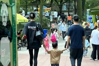 偶遇奚梦瑶何猷君带儿子逛动物园 一家三口手牵手好温馨