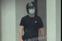 刘昊然被曝与周冬雨恋情后现身 骑摩托打篮球悠闲自在