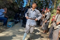 张一山风波后首晒片场照 身板笔挺演绎革命军人