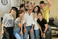 大S具俊晔穿情侣装参加聚会 合影小动作透露满满幸福感