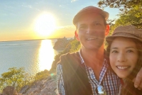 莫文蔚庆祝结婚11周年 重回17岁时与丈夫相遇地拥抱彼此