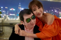 黎姿微博发文庆祝51岁生日 灿笑弯腰搂弟弟合影状态超好