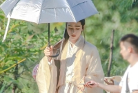 龚俊《狐妖小红娘月红篇》新路透曝光 黄衣撑伞俊朗翩然