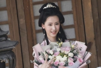 陈都灵《莲花楼》杀青路透曝光 穿古装捧花比V笑容灿烂