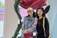章子怡穿牛仔套装休闲减龄 与苏芒一同看展笑容甜状态佳