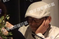 王宝强与女友冯清共进烛光晚餐 鲜花搭配红酒十分浪漫