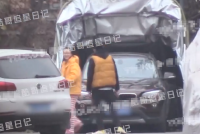 焦俊艳多次与神秘男子一起回家 有说有笑互动自然