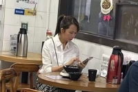蔡少芬店内吃饭被网友偶遇 扎起马尾打扮简单十分惬意