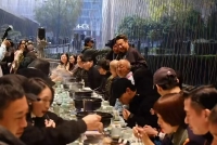 黄磊何炅马伊利等人聚餐 谢娜搂着老公张杰与好友热聊