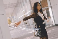 吴速玲与曹格离婚后首晒照 穿黑色长裙面露微笑心情佳