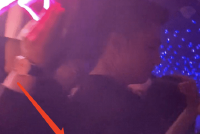 小S丈夫许雅钧疑似现身酒吧 被长发美女搭着手臂