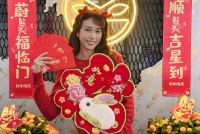 莫文蔚晒全家福祝大家开工大吉 穿红衣戴红色发箍喜庆十足