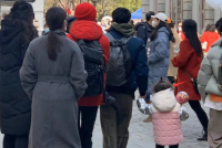 撒贝宁一家四口武汉游玩被偶遇 摘下口罩配合拍照接地气