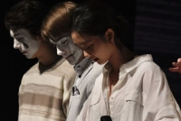 黄多多晒当舞台剧导演照片 穿白衬衫拿话筒显干练