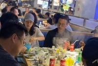 章子怡汪峰全家三亚被偶遇 打扮低调吃平价火锅接地气