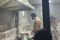 厨神上线!王鹤棣深夜运动完回炸串店 下厨做宵夜补充体力