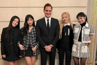 费德勒晒与BLACKPINK合影 网友大呼“次元壁破了”