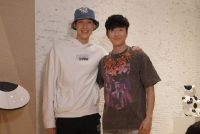 林书豪带爸爸一起看林俊杰演唱会 后台分别合照留念