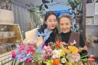 刘亦菲晒与吴彦姝插花合照 两人对镜甜笑人比花还美