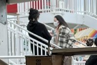 向佐郭碧婷带儿女现身游乐园被偶遇 一家四口同框很温馨