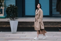 唐嫣《我们的客栈》路透 卷发搭配风衣造型梦回赵默笙