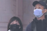 张译和殷桃在酒店门口拥抱 妻子面戴口罩难掩气质