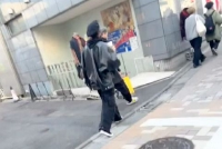 鹿晗关晓彤逛街被偶遇 两人同是超黑look穿搭好甜
