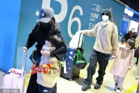 离婚后还是朋友!王栎鑫带一双儿女回上海获吴雅婷接机