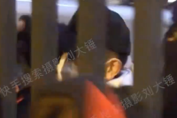 刘德华近距离和粉丝互动 见狗仔拍摄喊话别拍了