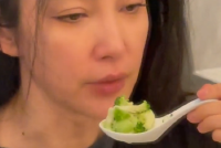 李冰冰晒食谱 无油无盐完全本味笑称“用精神吃饭”