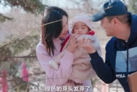 李亚鹏携妻女与母亲外出温馨有爱 小女儿穿李嫣旧衣服
