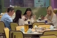 网友偶遇王思聪携三女吃椰子鸡 几人素颜出街穿着随性