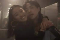 伊能静儿子再晒与女生亲密照 贴脸紧密相拥神情陶醉