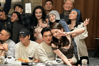 许玮甯参加朋友生日宴 邱泽抱妻子坐腿上合照好恩爱