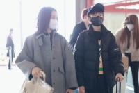 董洁带儿子现身机场 顶顶笑眼弯弯口罩也难挡俊秀
