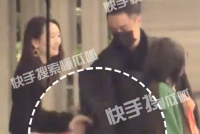 明道拒绝被美女挽手 网友调侃“已婚人士的自觉”
