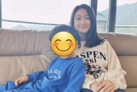 组图:李小鹏女儿奥莉最新近照 等比长大笑眼弯弯甜美可爱