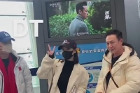 机场播放《狂飙》片段 张颂文李一桐兴奋与屏幕合影