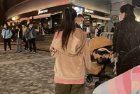 向佐郭碧婷带小儿子外出 完全素颜出镜打扮超随意