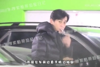 乔振宇带两个孩子外出购物 随手将烟头丢在地上踩灭