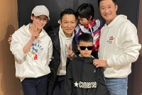 谢楠晒全家与刘德华合影 透露吴老二暗戳戳打算亲偶像