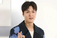 李敏镐出席活动变化大 脸上油光发亮还疑似发福