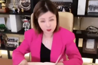 杜华帮儿子要虞书欣签名照 虞书欣早年曾被赵小果背猪笑晕