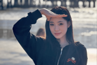 小S二女儿Lily晒旅行照 在海边秀长腿青春有活力