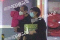 好暖心!唐嫣父母带外孙女前往医院看望胡歌一家