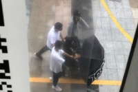 网友偶遇杨紫坐轮椅回剧组上班 此前拍戏时腿部受伤