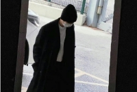 王俊凯身穿黑色大衣现身机场 头戴毛线帽走路带风好帅气