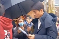 《大江大河3》路透曝光 王凯等主演造型年代感十足